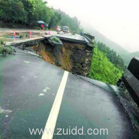 广东乳源大雨滂沱323国道一段大面积塌陷形成20米悬崖陈鹏谢细悦小夫妻险些驾车坠崖二人迅速设置路障拦停10余辆车直至民警赶来二人才悄然离去