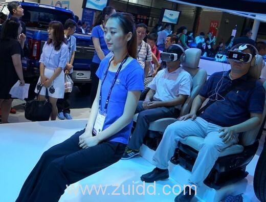 世界移动大会上的“黑科技” 美女悬空坐立是怎么回事