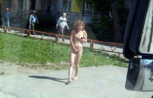 俄罗斯女子偷情已婚男子被该男子的妻子抓现行在大街上裸奔而逃