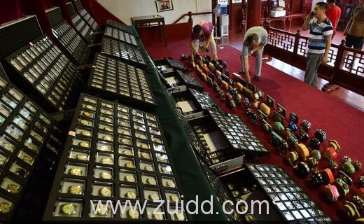 青岛老人薛文泉捐赠给青岛市民俗博物馆1500块手表和100个闹钟