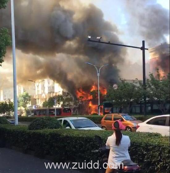 杭州西湖区古墩路和灯彩街路口店铺发生煤气瓶爆炸