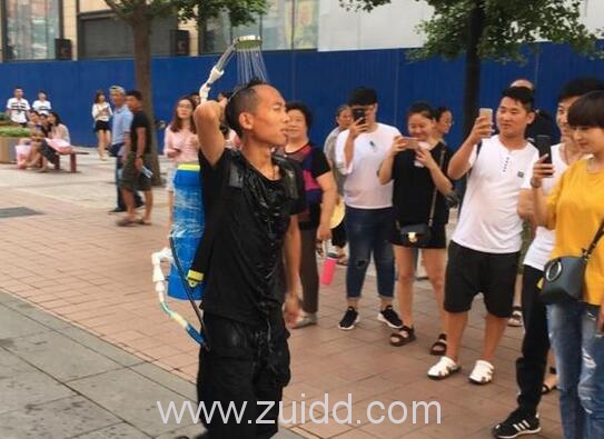 北京王府井步行街男子自带水壶和喷头当众洗澡洗澡哥很热