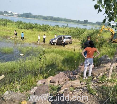 男子疑因生活压力大开车带5个孩子冲进水库溺亡自杀现场图片视频