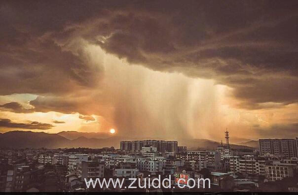 福建上空现奇特雷阵雨天地相接场面震撼巨型圆柱照片