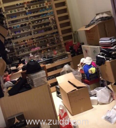 Twins成员阿娇新家内部照曝光墨镜墙挂的墨镜比专柜还多