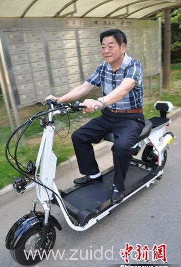 江苏发明家周永谦将跑步机移植到电动车上骑行也能健身太空漫步车