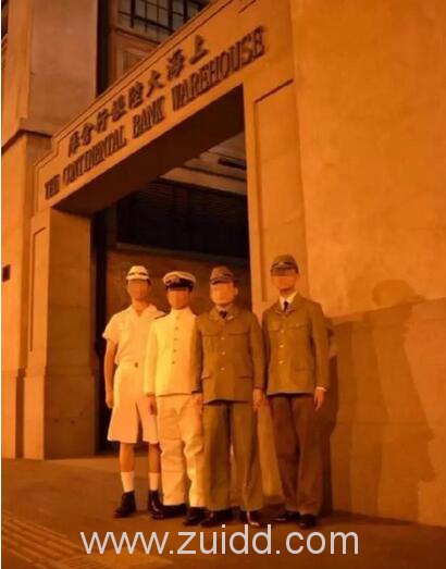 4名男子身着日军的军服的精日在四行仓库拍照亵渎烈士令人发指