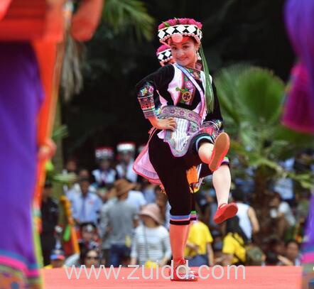 云南弥勒彝族第八届阿细跳月民族节斗舞现场图片