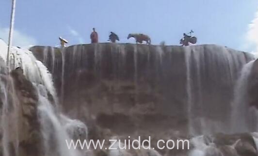 《敢问路在何方》中师徒四人从瀑布上走过的场景