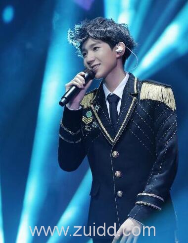TFBOYS“Alive Four”南京演唱会王源最新造型曝光长大了