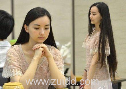 漂亮的女围棋选手黑嘉嘉俞俐美艳出战