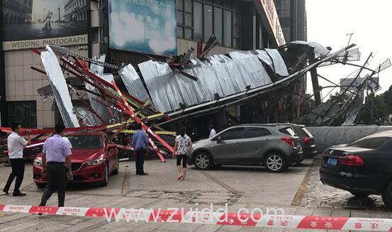 广东东莞大道辅道转入怡丰路路口东莞银行旁巨型广告牌突然发生倒塌现场情况图片