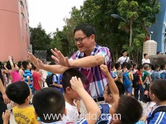 深圳暴雨红色预警深圳龙岗区南湾学校校长熊谨慎光脚雨中通知停课