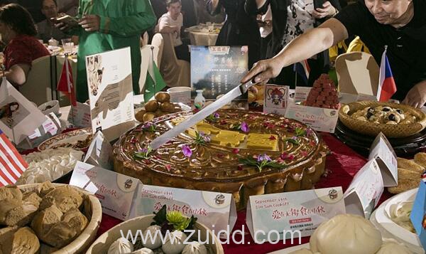 中秋节快到了江苏无锡现重36公斤含200颗蛋黄巨型月饼